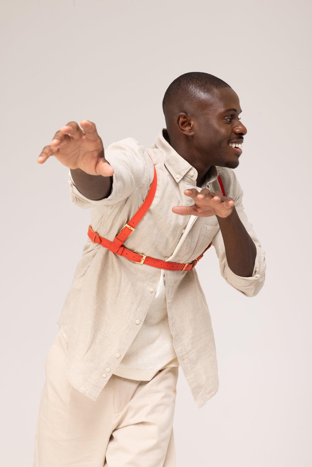homme main tendu harnais vermillon