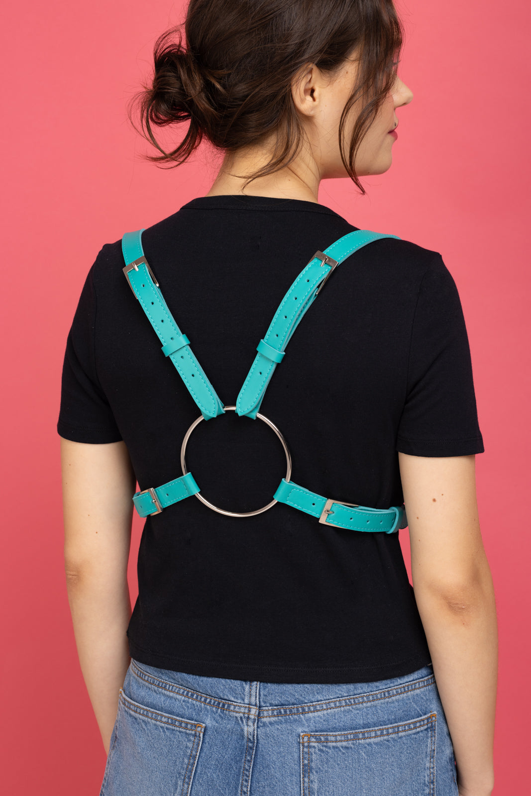 femme de dos t-shirt noir harnais de mode turquoise