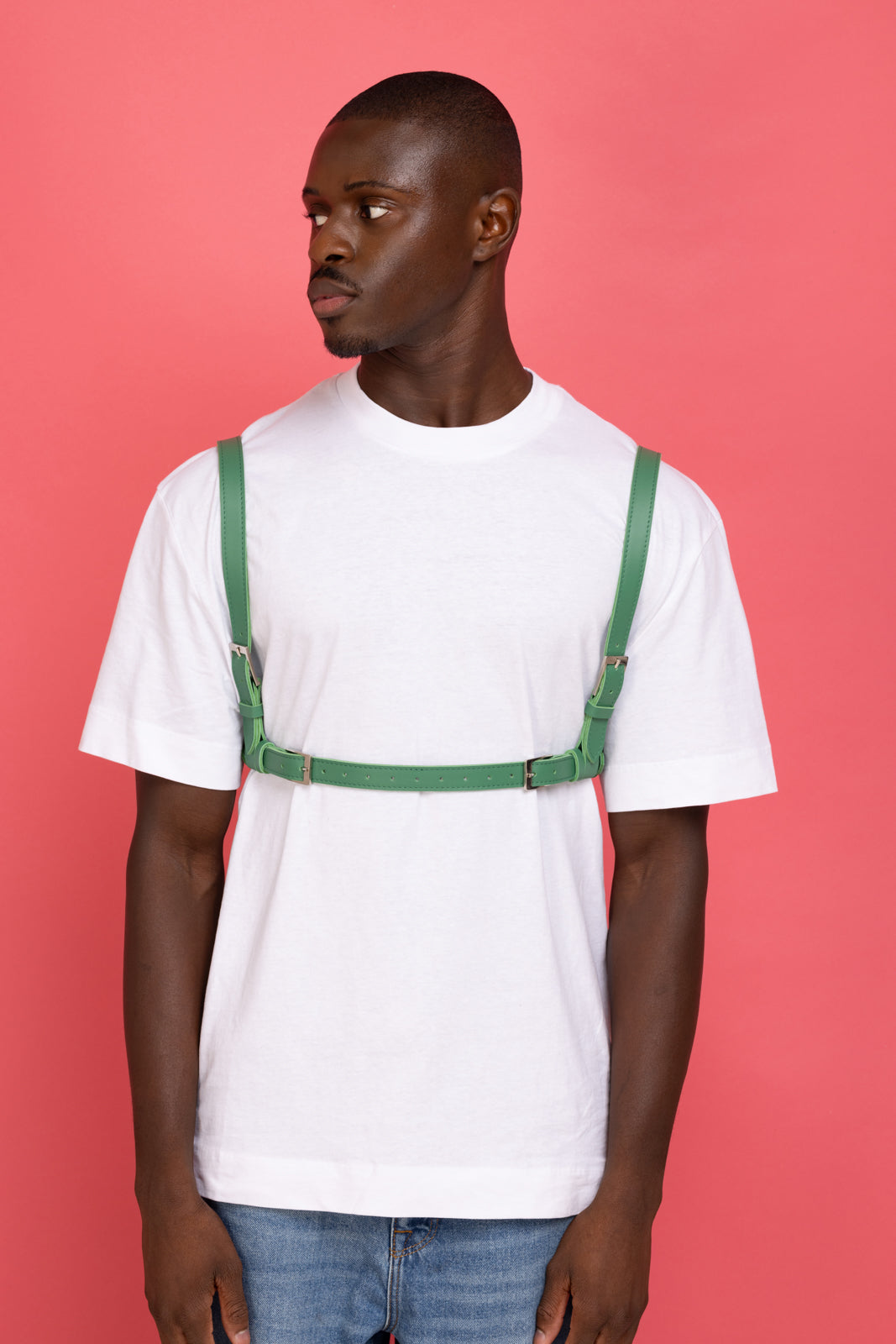 homme de face t-shirt blanc harnais de mode vert