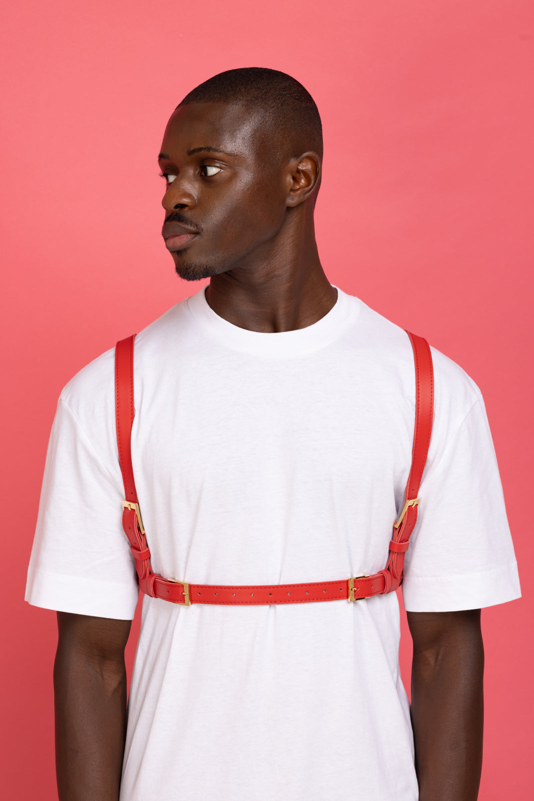 homme de face t-shirt blanc harnais de mode rouge 